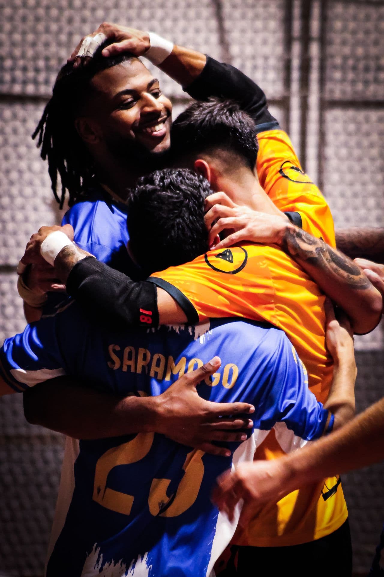 Jogadores a abraçar-se na celebração de um golo