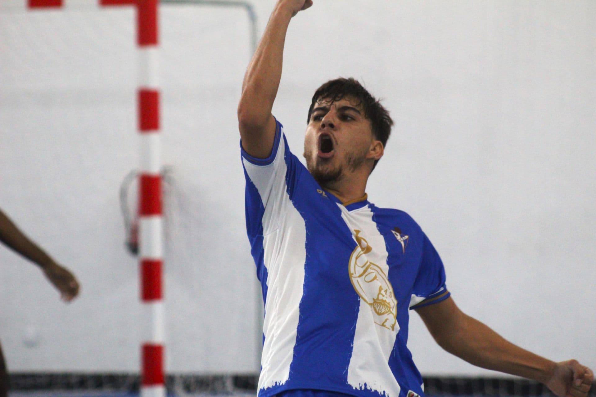 Jogadores a celebrar um golo com as cores do Clube