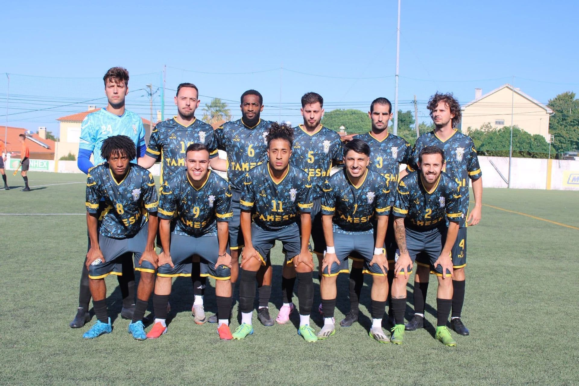 Equipa de futebol com equipamento de jogo personalizado