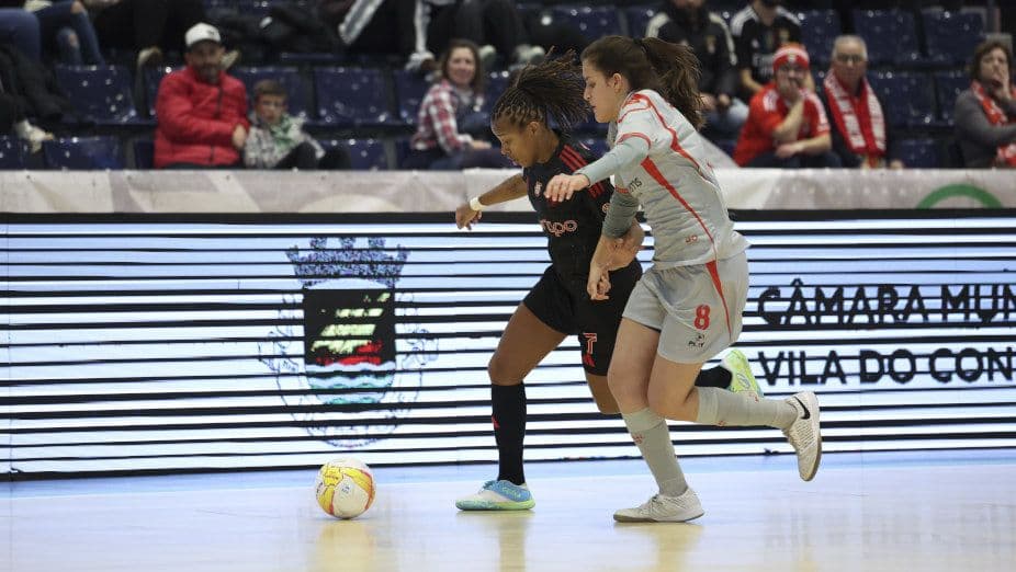 Jogadoras de futsal em ação com equipamento personalizado