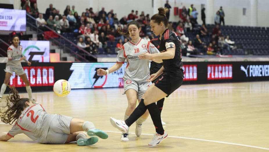 Equipa feminina de futsal com equipamento personalizado