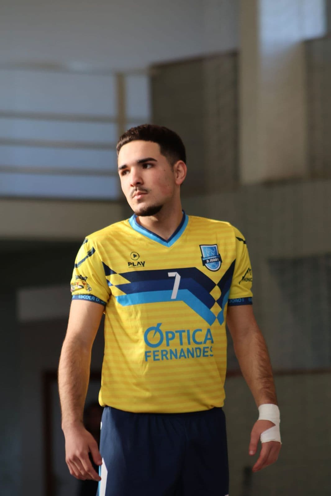 Jogador com equipamento amarelo personalizado