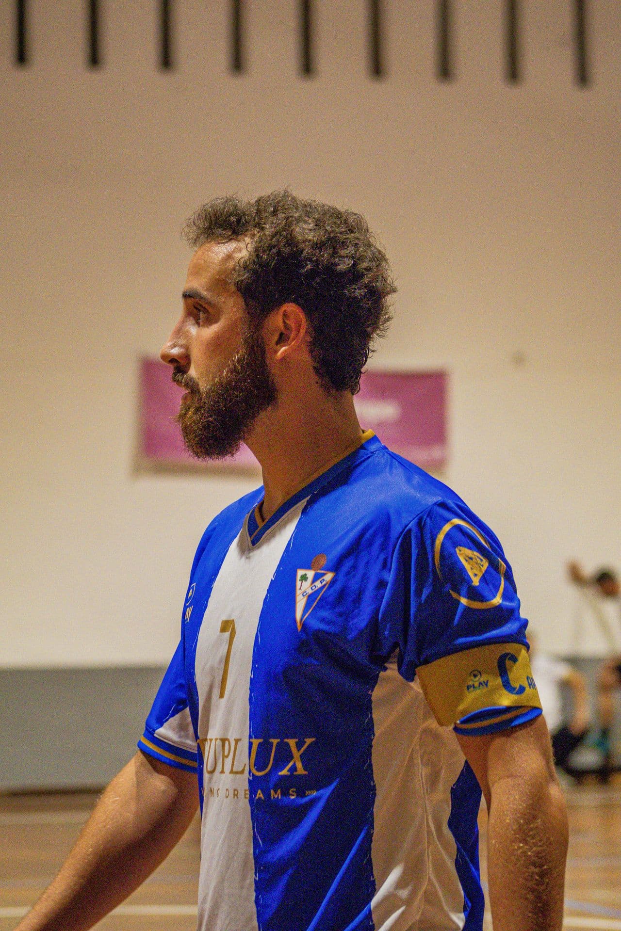 Retrato de jogador com o equipamento do Clube